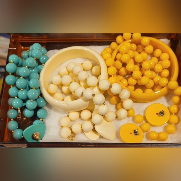 Lot of Vintage Jewelry! 3  necklaces,  2 bangle bracelets & 3 pairs of earrings! - Picture 1 of 2